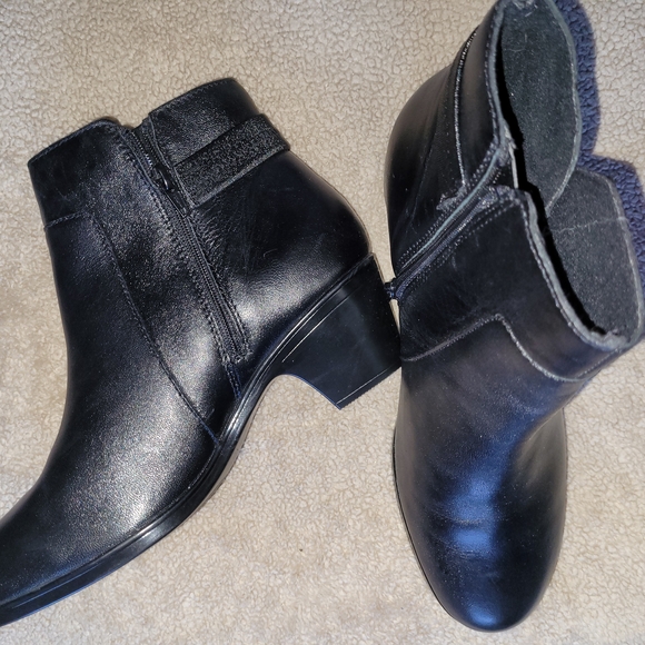 NWOT - Clarks Black Leather Heeled Boots - Picture 4 of 4